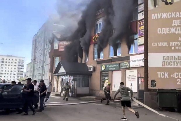 Спасаясь от пламени, люди выбирались через окна